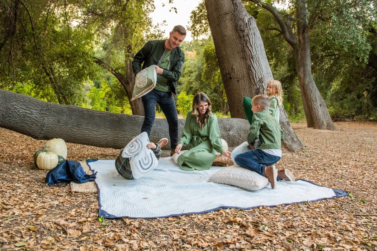 How to Plan the Perfect Friendsgiving - The California Beach Co.